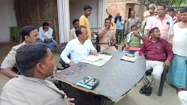 यूपी बलरामपुर में गौरा चौराहा थाना परिसर में मुहर्रम को लेकर पीस कमेटी की बैठक हुई। एसडीएम सदर राजेंद्र बहादुर ने पुरानी