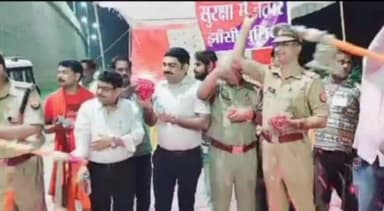 मऊरानीपुर: ग्रामोदय स्कूल के पास मऊरानीपुर प्रशाशन ने ओरछा से बापिस कावर लेकर आए कावरियो पर की पुष्प वर्षा।