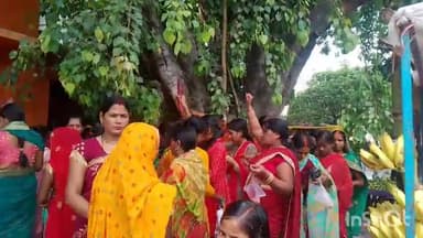 जहानाबाद: सोमवती अमावस्या को लेकर शहर के होरिलगंज, गांधी मैदान, सहित विभिन्न स्थानों पर सुहागिन महिलाओं ने की पीपल वृक्ष की पूजा