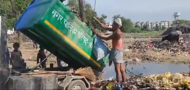 बहराइच नगरपालिका के जिम्मेदार इस बात से अनजान उनकी करमचारी लगा रहे है कूड़े का अंबार पत्रकार ने किया विरोध#बहराइच#वायरल