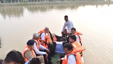 मुरादाबाद: मुख्य सचिव ने ग्राम भदासना में बोट पर सवार होकर अमृत सरोवर का किया स्थलीय निरीक्षण, लिया जायजा