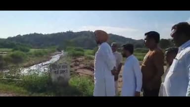 ਖਰੜ: ਭਾਰੀ ਮੀਂਹ ਨਾਲ ਨੁਕਸਾਨੇ ਪਿੰਡ ਛੋਟੀ ਬੜੀ ਨੰਗਲ ਵਿਚ ਮੋਟਰ ਸਾਈਕਲ ਤੇ ਪੁੱਜ ਸਾਬਕਾ ਮੰਤਰੀ ਕੰਗ ਨੇ ਜਾਣਿਆ ਲੋਕਾਂ ਦਾ ਹਾਲ