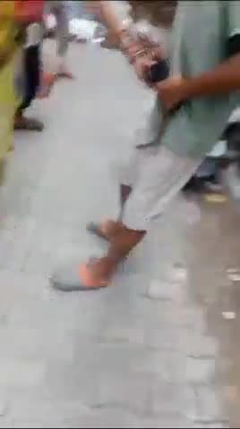 गाज़ियाबाद: गाजियाबाद के खोड़ा में महिला द्वारा युवक की डंडे से की गई पिटाई, वीडियो वायरल