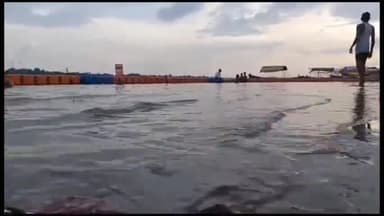 प्रयागराज: गंगा और जमुना नदी का प्रयागराज में लगातार बढ़ रहा जलस्तर, लोगों ने घाट के किनारे से हटाया अपना सामान