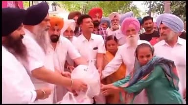 ਐਸਏਐਸ ਨਗਰ ਮੁਹਾਲੀ: ਫੇਸ 11 ਵਿਖ਼ੇ ਸੀਨੀਅਰ ਅਕਾਲੀ ਨੇਤਾ ਪ੍ਰੇਮ ਸਿੰਘ ਚੰਦੂਮਾਜਰਾ ਦੀ ਅਗਵਾਈ 'ਚ ਹੜ ਨਾਲ ਪ੍ਰਭਾਵਿਤ ਲੋਕਾਂ ਨੂੰ ਵੰਡੀ ਗਈ ਰਾਹਤ ਸਮੱਗਰੀ