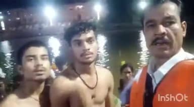 शिप्रा नदी के रामघाट पर स्नान के दौरान गहरे पानी में डूबे विदिशा के दो श्रद्धालु, होमगार्ड जवानों ने रेस्क्यू कर बचाया