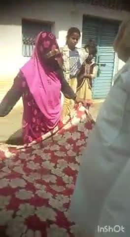 सर्प दंश से घायल व्यक्ति को खाट पर ले गए लोग, प्रभारी मंत्री ने सड़क निर्माण के फोड़े थे नारियल, आज तक नहीं बनी सड़क।