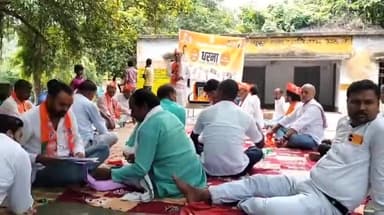 बिहटा: भाजपा नेता की मौत के विरोध में भाजपा कार्यकर्ताओं ने बिहटा ब्लॉक परिसर में सरकार के खिलाफ किया धरना प्रदर्शन