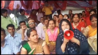 मोतिहारी: शहर के कचहरी चौक अंबेडकर भवन के पास कस्तूरबा गांधी बालिका स्कूल के कर्मियों की अनिश्चितकालीन हड़ताल 11वें दिन भी जारी