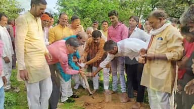 ग्राम पंचायत मवई में 487.72 लाख रुपए की लागत बनने वाली दो सड़कों का विधायक राकेश गिरी ने किया भूमि पूजन