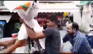 हमें चाहिए बुन्देलखंड राज्य... 
         बातों के बताशे नही ठोस कार्यवाही चाहिये। सांसद पुष्पेंद्र सिंह चंदेल जी को छोड़कर  बुन्देलखंड क्षेत्र के आठ संसद सदस्य लोक सभा मे बोलो, वर्ना पुतले जलाये जाने का क्रम लगातार जारी रहेगा।