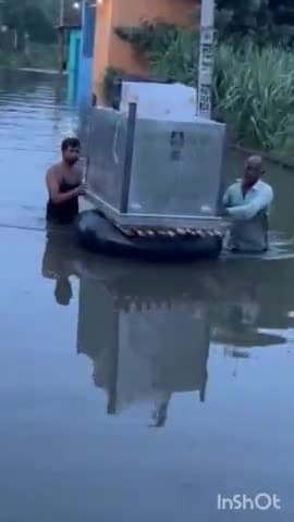 मुज़फ्फरनगर: गांव लच्छेडा में बाढ़ आने से ग्रामीणों के घरों में भरा पानी, ग्रामीण अपने सामान को सुरक्षित स्थान पर ले जाते आए नजर