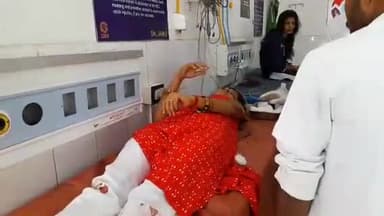 जमुई: कटौना मोड़ के पास इनोवा कार ने पोल में मारी टक्कर, 3 लोग हुए घायल