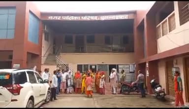 बुलंदशहर: राजनगर कॉलोनी से नगर पालिका में पहुंचकर कॉलोनी के लोगों ने डेरी संचालक के खिलाफ लगाई कार्यवाही की गुहार