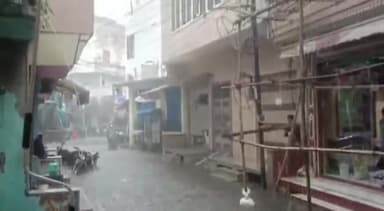 बुलंदशहर: नगर में सुनारो वाली गली में मूसलाधार बरसात के चलते हुआ जलभराव, दुकानों में पहुंचा पानी