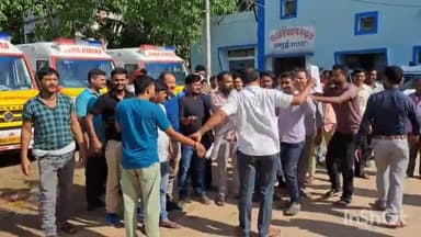 जमुई: विभिन्न मांगों को लेकर अनिश्चितकालीन हड़ताल पर गए 102-एंबुलेंस कर्मी, सदर अस्पताल में एम्बुलेंसों को खड़ा कर किया प्रदर्शन