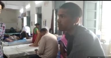 पन्ना: ग्राम मड़ैयन में छत में काम करते समय 11000KV हाई वोल्टेक विधुत तार की चपेट में आया युवक हुआ गंभीर घायल।