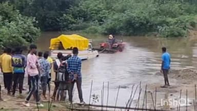 सुकमा: लगातार हो रही बारिश से चिंतलनार के मुकरम नाले में पुल के ऊपर से बह रहा पानी आवागमन हुआ प्रभावित