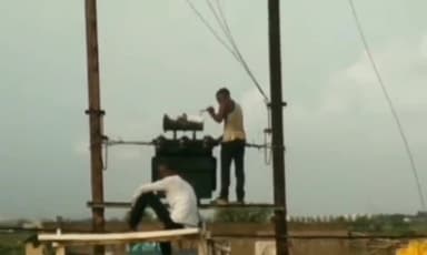 सिंगरौली: ग्राम पंचायत बड़ोखर में हो रही विद्युत समस्या का मरम्मती करण करने के लिए पहुंचे विद्युत विभाग के कर्मचारी