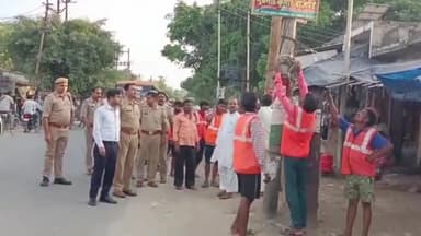 शाहजहांपुर: कांट में भारी पुलिस फोर्स एवं नगर पंचायत कर्मियों द्वारा सड़कों के किनारे से हटाया गया अतिक्रमण