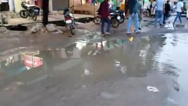 दतिया पीतांबरा मंदिर के सामने सड़कों का बुरा हाल आखिरकार जिम्मेदार कौन श्रद्धालुओं को हो रही है भारी दिक्कत