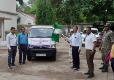 सूरजपुर: जिले में कलेक्टर ने ईवीएम प्रदर्शन वैन को हरी झंडी दिखाकर किया रवाना