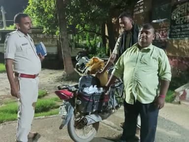 कल्याणपुर वार्ड नंबर 5 से आरोपी कमल किशोर यादव पिता स्वर्गीय माधो यादव को एक मोटरसाइकिल और 25 लीटर चुलाय शराब के साथ गिरफ्तार किया गया