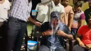 खानपुर से विधायक उमेश कुमार को लोगों ने दूध से नहलाया वीडियो वायरल 

#विधायक #खानपुरविधायक #उमेशकुमार