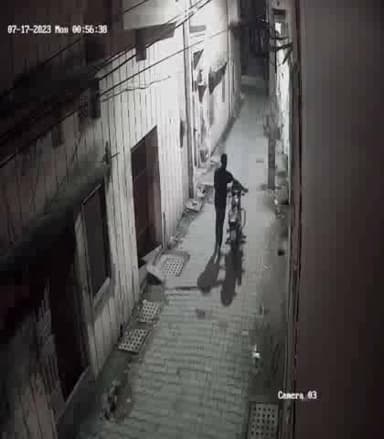 साढौरा: दुर्गा मंदिर के समीप स्थित एक मकान से दो चोरों ने एक बाइक की चोरी, घटना सीसीटीवी कैमरे में हुई कैद