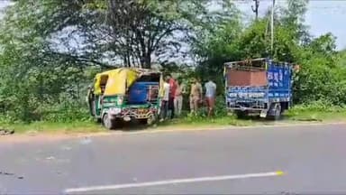 झांसी: कानपुर चुंगी के पास आपे टैक्सी और लोडिंग गाड़ी में हुई टक्कर, सात लोग हुए घायल