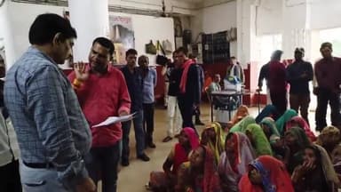 सिरोंज: आवास योजना का लाभ न मिलने से आक्रोशित ग्राम पंचायत परसौरा के ग्रामीणों ने नारेबाज़ी कर तहसीलदार को दिया ज्ञापन