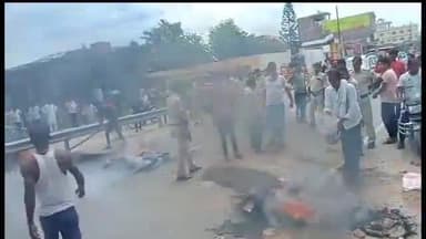बेतिया: बेतिया लौरिया मुख्य मार्ग को सड़क दुर्घटना से आक्रोशित लोगों ने जामकर की आगजनी, पहुंची पुलिस।