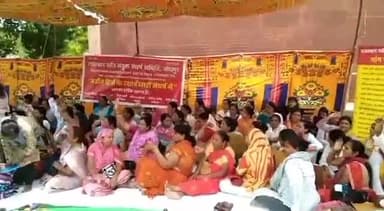 जोधपुर: कलेक्ट्रेट कार्यालय के बाहर राजस्थान नर्सेज संयुक्त संघर्ष समिति ने 11 सूत्री मांगों को लेकर दिया धरना