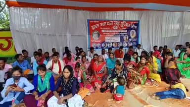 बेतिया: समाहरणालय परिसर के समक्ष ग्राम रक्षा दल सह पुलिस मित्र के द्वारा एक दिवसीय धरना-प्रदर्शन का किया गया आयोजन