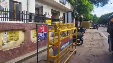कचहरी के कलेक्ट्रेट पर नो एंट्री में लग रहा है ठेलेपुलिस देख नहीं रहे देखकर अनदेखी कर रही है