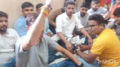 आगरा: यूनिवर्सिटी में पीएचडी के छात्रों ने आरबीसी द्वारा 10 हजार का शुल्क वापस लेने को लेकर जमकर किया प्रदर्शन