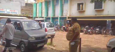 बुलंदशहर: काला आम चौराहे पर प्रभारी टीएसआई के द्वारा सड़क सुरक्षा पखवाड़े के तहत की गई वाहनों के खिलाफ कार्रवाई