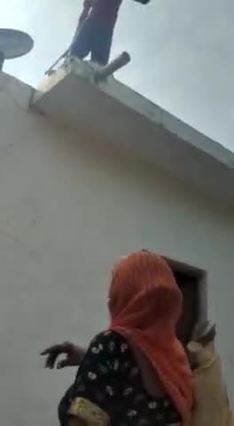 सवायजपुर: कूड़ी गांव में दो पक्षों के बीच हो रहे विवाद में राइफल लेकर धमकाते व्यक्ति का वीडियो हुआ वायरल