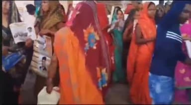 सिंगरौली: ग्राम पंचायत गोभा में कांग्रेस कार्यकर्ताओं के द्वारा सैकड़ों महिलाओं का भराया गया नारी सम्मान का फॉर्म