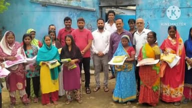 पतरातू: सौंदा डी  पंचायत क्षेत्र में मुखिया के द्वारा धोती साड़ी वितरण किया गया