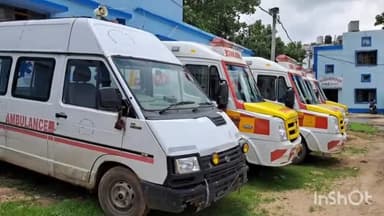 जमुई: दूसरे दिन भी जारी रहा 102 एम्बुलेंस कर्मियों का हड़ताल, सदर अस्पताल परिसर में खड़ी रही सभी 102 एम्बुलेंस वाहने