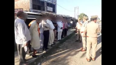 इकौना: सड़क सुरक्षा पखवाड़ा के तहत प्रभारी निरीक्षक इकौना ने दो पहिया वाहन चालकों को नियमों के प्रति किया जागरूक