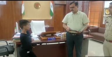 पन्ना: कलेक्ट्रेट मे बेटी बचाओ बेटी पढ़ाओ योजना के तहत दिव्यांग बेटी को कलेक्टर व पुलिस अधीक्षक पन्ना द्वारा दिया गया लैपटॉप।