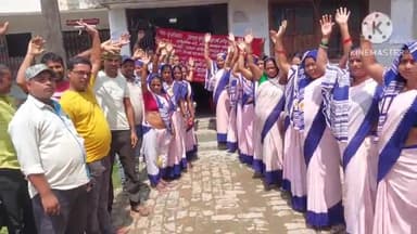 कुरसाकांटा: कुर्साकांटा पीएचसी में आशा व आशा फेसिलिटेटर द्वारा विभिन्न मांगों को लेकर धरना प्रदर्शन