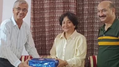 धार: भारतीय क्रिकेट टीम की पूर्व कप्तान संध्या अग्रवाल ने रोटरी क्लब में धार जिला क्रिकेट एसोसिएशन के खिलाड़ियों को दिए टिप्स