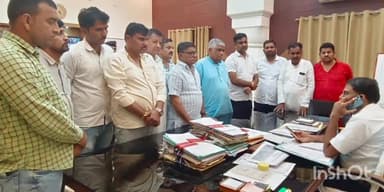 खाजूवाला: पूर्व विधायक डॉ विश्वनाथ ने खाजूवाला विधानसभा क्षेत्र में पेयजल व सिंचाई पानी की मांग को लेकर डीएम को दिया ज्ञापन