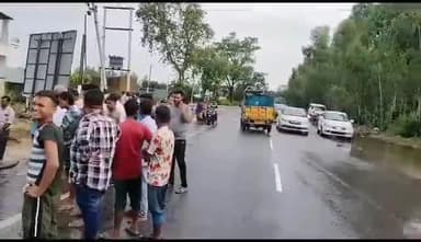 जियापोता में हो रही जलभराव की समस्या को लेकर ग्राम प्रधान ने ग्रामीणों संग कराई पानी की निकासी #ग्रामप्रधान #जलभराव