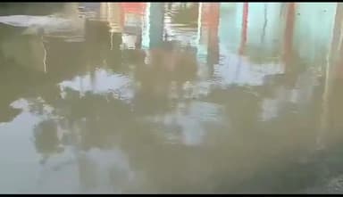 इटावा: सदर क्षेत्र में दिखा यमुना नदी के बढ़ते जलस्तर का प्रकोप, शमशान घाट का मुख्य द्वार हुआ जलमग्न