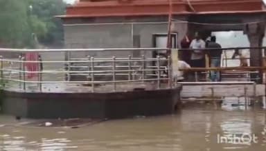 तेज बारिश से शिप्रा नदी का बढ़ा जलस्तर, रामघाट पर जान जोखिम में डाल पूजा करने पहुंचे लोगों को रेस्क्यू कर निकाला गया