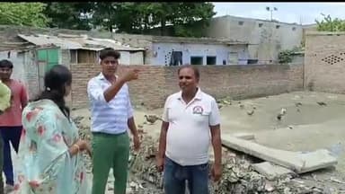 बेतिया: लालूनगर वार्ड नंबर-25 में अवस्थित बस स्टैंड में मुख्य नाला की साफ-सफाई का महापौर ने किया स्थल निरीक्षण